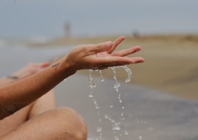 main gouttant de l'eau